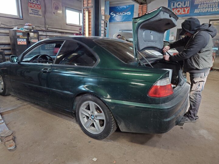 BMW 318 E46: Boot Lid Electrical Repair
