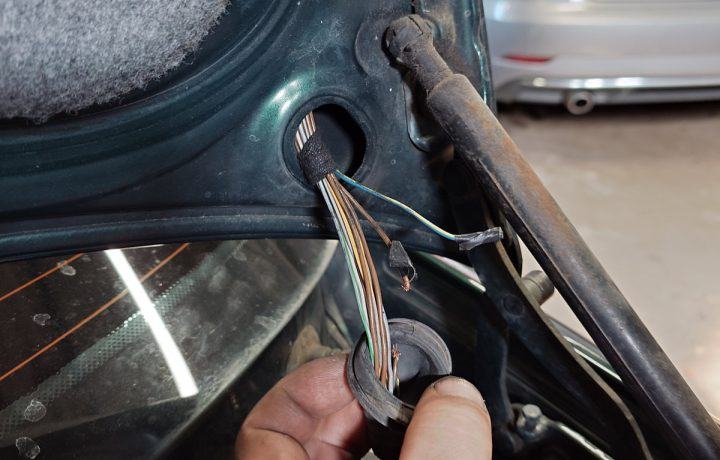 BMW 318 E46: Boot Lid Electrical Repair, photo 3