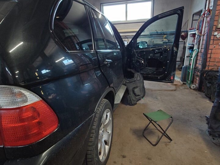 BMW X5 E53 priekšējo durvju roktura rāmja maiņa, foto 1