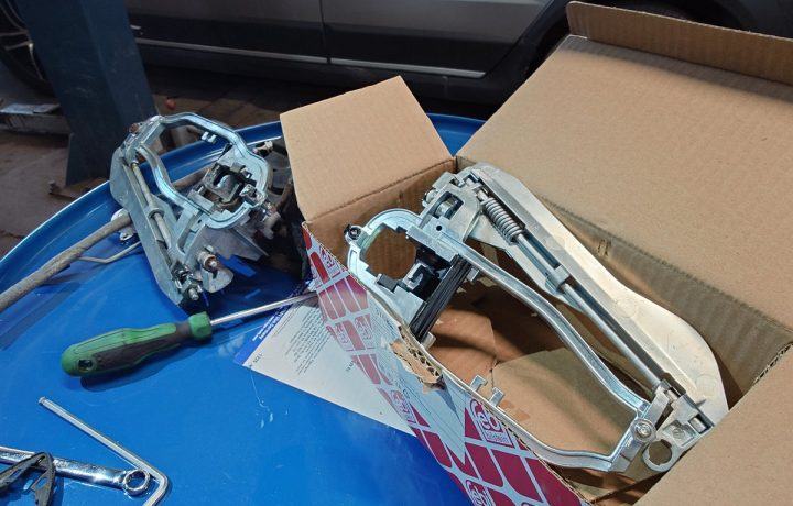BMW X5 E53 Front Door Handle Carrier Replacement, photo 3
