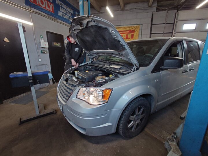 Chrysler Grand Voyager lukturu maiņa un dzinēja diagnostika, foto 1