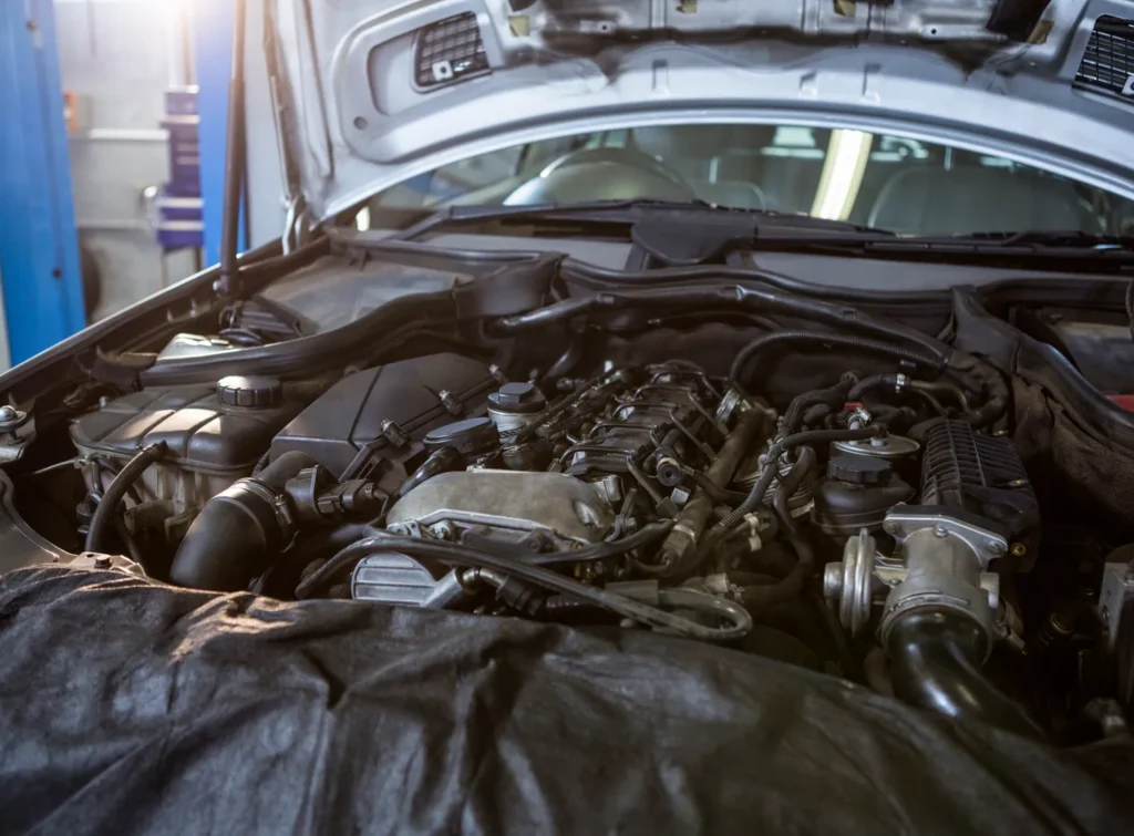 Auto dzinēja nodalījums servisā ar atvērtu pārsegu