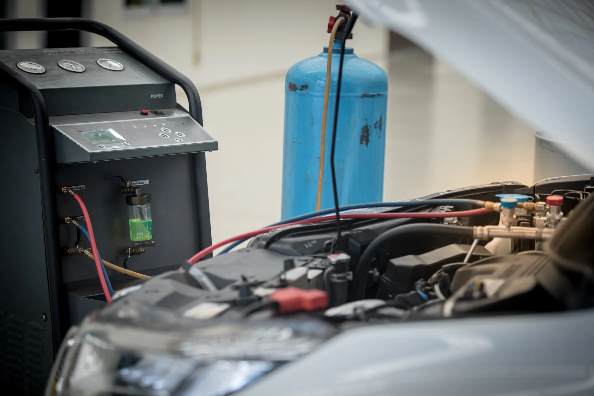Auto kondicioniera uzpildes iekārta pieslēgta sistēmai servisā