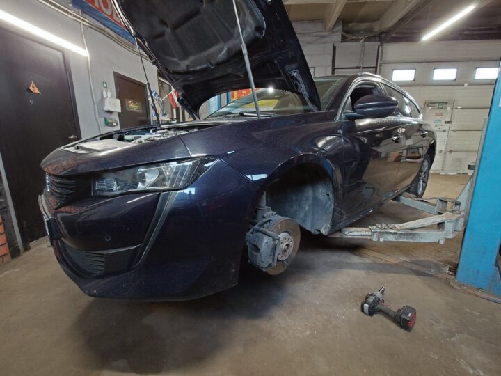 Peugeot 508 riepu maiņa R17, foto 1