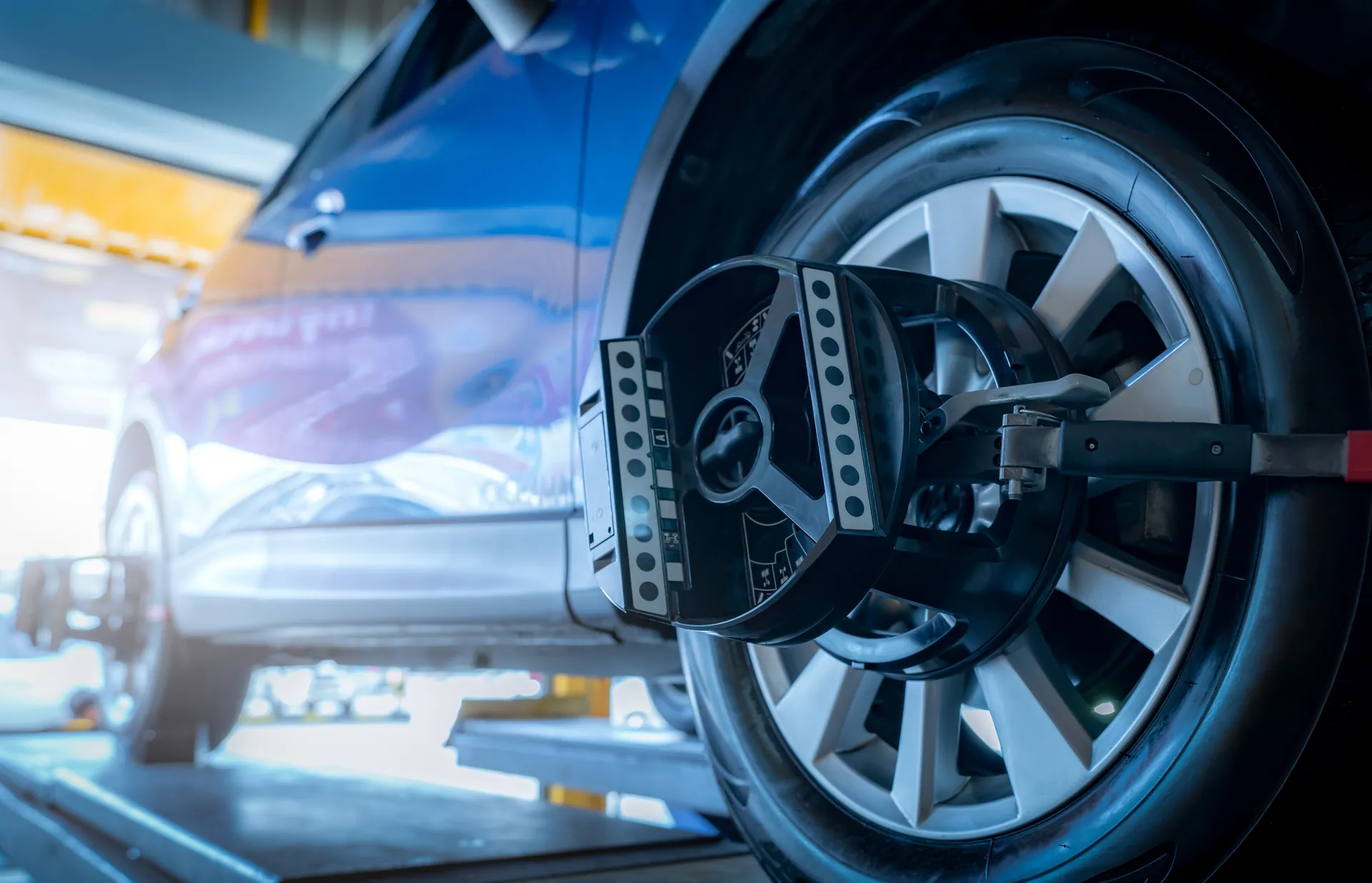 Savirzes regulēšanas sensors piestiprināts auto ritenim servisā